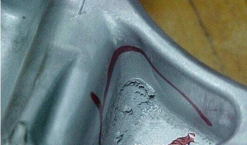 鋁壓鑄過(guò)程中鑄件表面上會(huì)有摩擦燒蝕的情況是怎么回事？